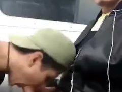 Morrito mamando verga en el metro